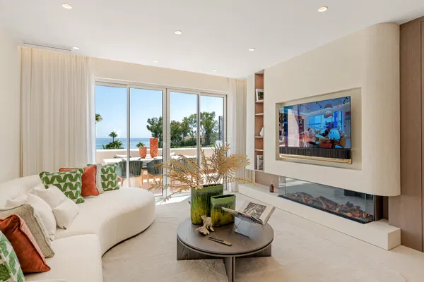 Contemporary seafront penthouse with rooftop terrace in Bahía del Velerín, Estepona