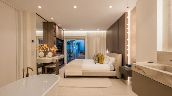 Contemporary seafront penthouse with rooftop terrace in Bahía del Velerín, Estepona