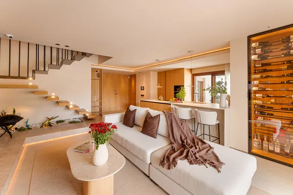 Elegant Renovated Duplex in Marbella’s Prestigious Golden Mile