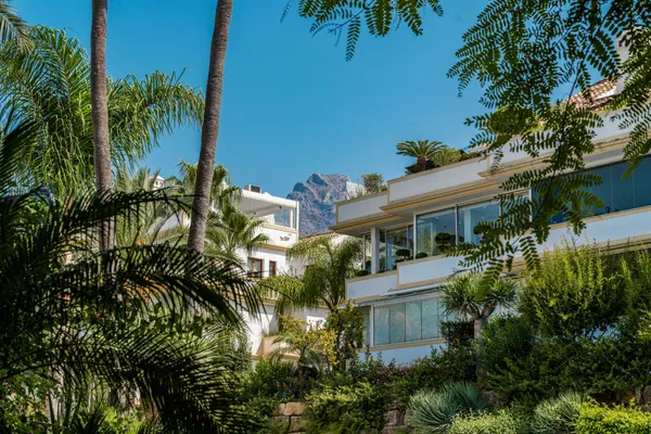 Elegant Renovated Duplex in Marbella’s Prestigious Golden Mile