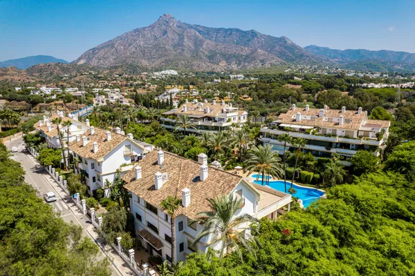 Elegant Renovated Duplex in Marbella’s Prestigious Golden Mile