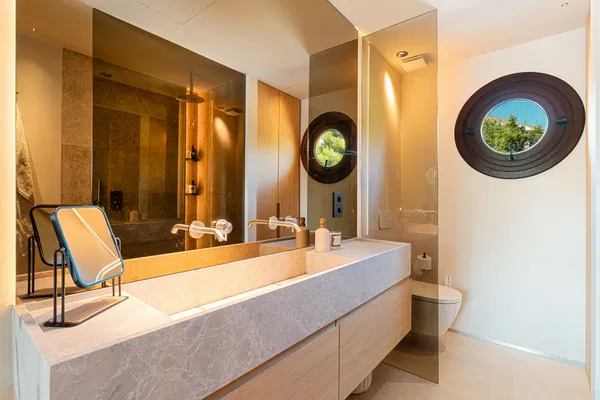 Elegant Renovated Duplex in Marbella’s Prestigious Golden Mile