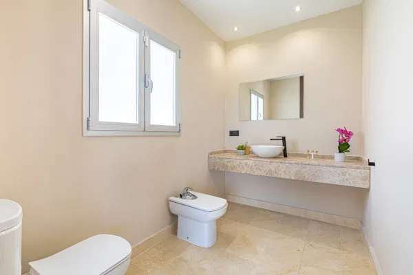 Contemporary villa with heated pool in El Rosario, Marbella East