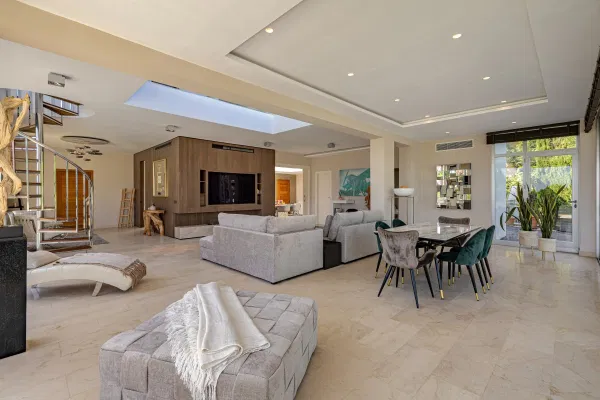 Contemporary villa with heated pool in El Rosario, Marbella East