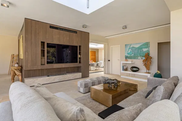 Contemporary villa with heated pool in El Rosario, Marbella East
