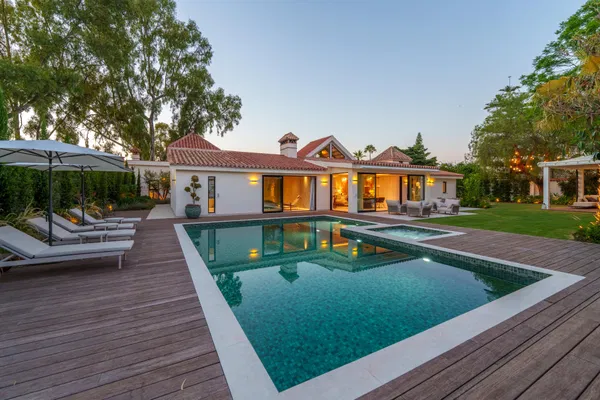 Contemporary one-level oasis just minutes from Puerto Banús, Marbella