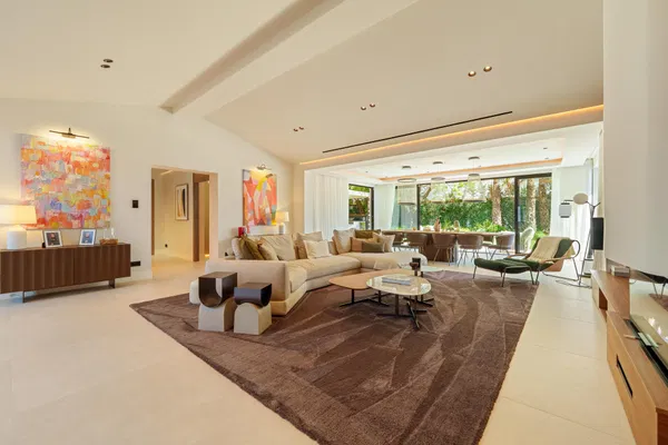 Contemporary one-level oasis just minutes from Puerto Banús, Marbella