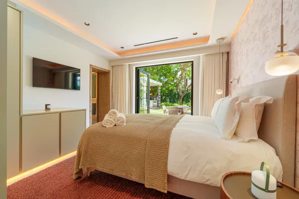 Contemporary one-level oasis just minutes from Puerto Banús, Marbella