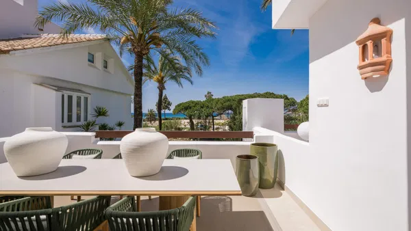 Refined, newly remodelled apartament on the beachfront in Los Monteros Palm Beach, Marbella East