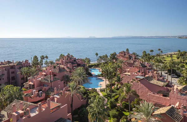 Exquisite fully renovated apartment in Menara Beach, Estepona