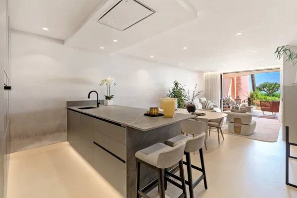 Exquisite fully renovated apartment in Menara Beach, Estepona