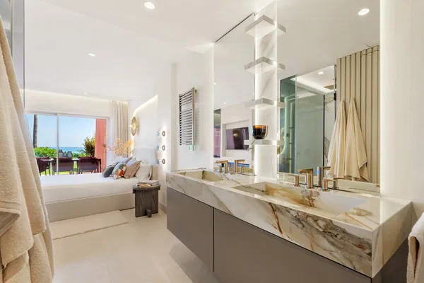Exquisite fully renovated apartment in Menara Beach, Estepona