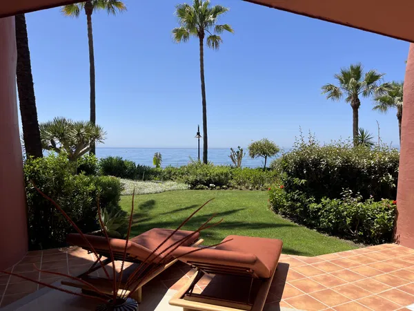 Exquisite fully renovated apartment in Menara Beach, Estepona