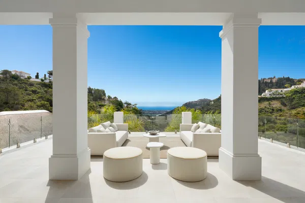 Wonderful Andalusian-style contemporary villa with stunning sea views in El Madroñal, Benahavís