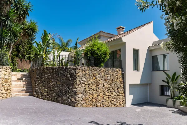 Centauro 15: A Balinese-style oasis villa in the heart of the Golf Valley in Nueva Andalucía