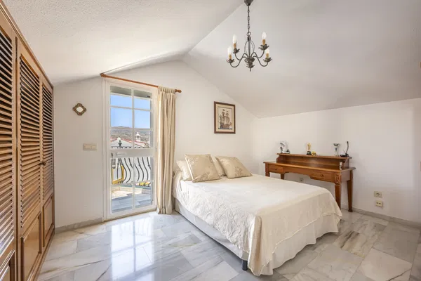 Elegant home with sea views and great potential for personalized renovation in Gibralfaro, Málaga
