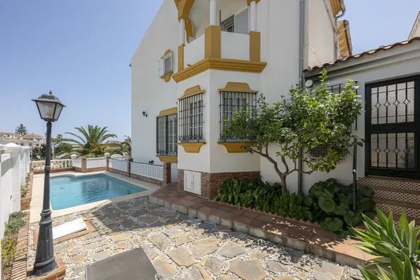 Elegant home with sea views and great potential for personalized renovation in Gibralfaro, Málaga