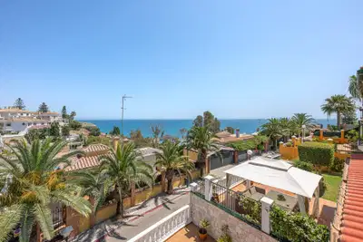 Elegant home with sea views and great potential for personalized renovation in Gibralfaro, Málaga