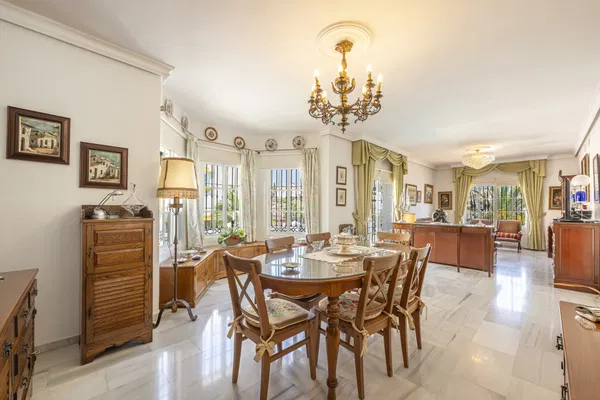 Elegant home with sea views and great potential for personalized renovation in Gibralfaro, Málaga
