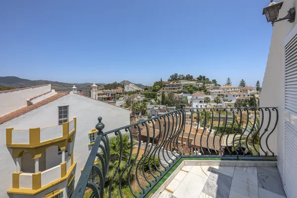 Elegant home with sea views and great potential for personalized renovation in Gibralfaro, Málaga