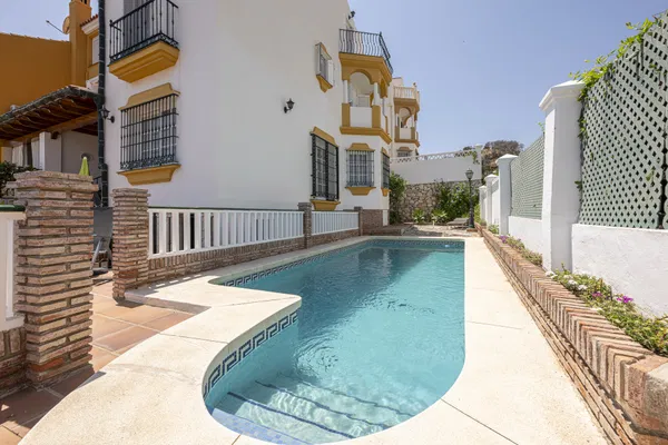 Elegant home with sea views and great potential for personalized renovation in Gibralfaro, Málaga