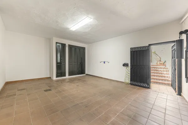 Elegant home with sea views and great potential for personalized renovation in Gibralfaro, Málaga