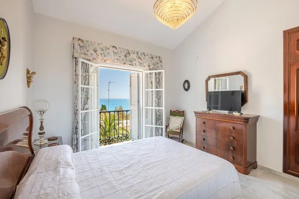Elegant home with sea views and great potential for personalized renovation in Gibralfaro, Málaga