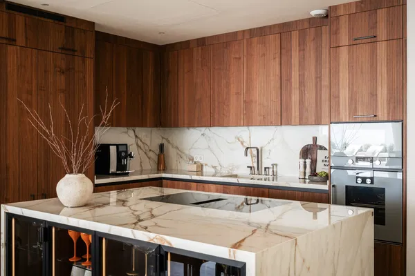 Luxurious and exceptionally spacious apartment with villa-style amenities in La Quinta, Benahavís