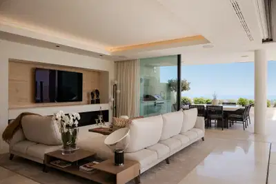 Luxurious and exceptionally spacious apartment with villa-style amenities in La Quinta, Benahavís
