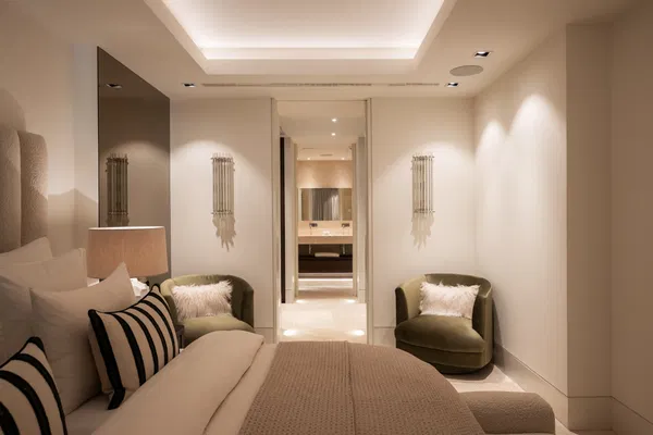 Luxurious and exceptionally spacious apartment with villa-style amenities in La Quinta, Benahavís