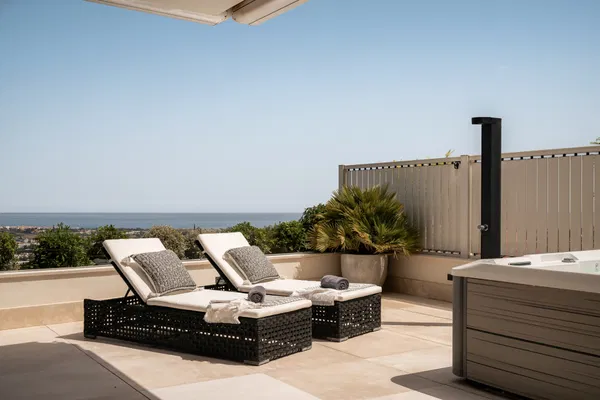 Luxurious and exceptionally spacious apartment with villa-style amenities in La Quinta, Benahavís