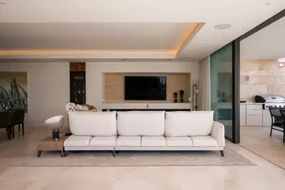 Luxurious and exceptionally spacious apartment with villa-style amenities in La Quinta, Benahavís