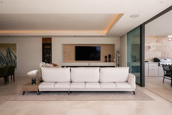 Luxurious and exceptionally spacious apartment with villa-style amenities in La Quinta, Benahavís