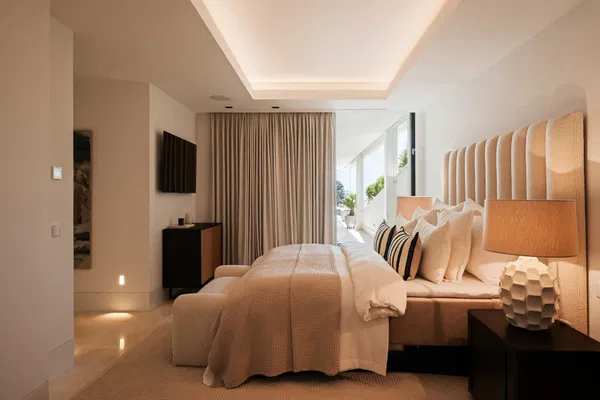Luxurious and exceptionally spacious apartment with villa-style amenities in La Quinta, Benahavís