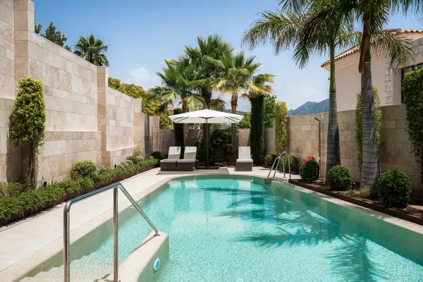 Luxurious and exceptionally spacious apartment with villa-style amenities in La Quinta, Benahavís