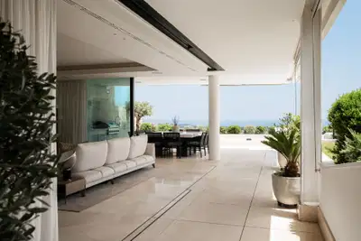 Luxurious and exceptionally spacious apartment with villa-style amenities in La Quinta, Benahavís