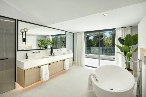 Impressive villa on the front line of the golf course at Las Brisas, Nueva Andalucía