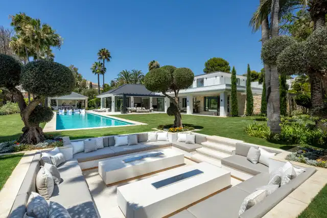 Impressive villa on the front line of the golf course at Las Brisas, Nueva Andalucía
