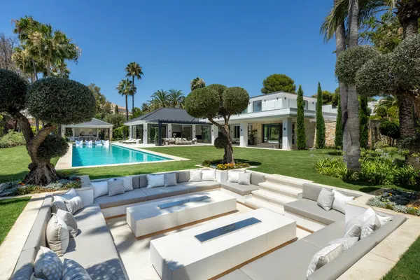 Impressive villa on the front line of the golf course at Las Brisas, Nueva Andalucía