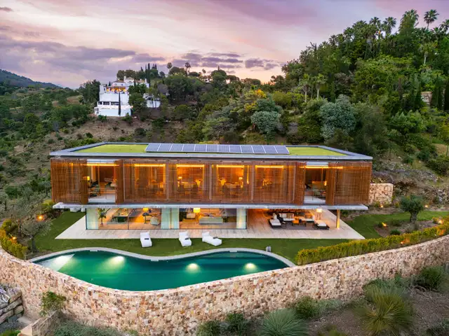 Spectacular design villa that blends with nature, offering expansive sea views in Benahavís