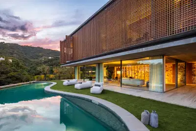 Spectacular design villa that blends with nature, offering expansive sea views in Benahavís