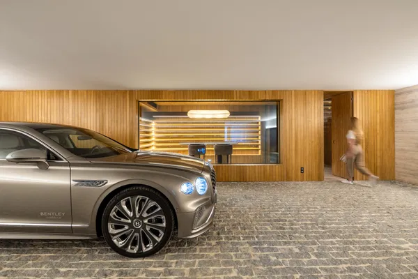 Spectacular design villa that blends with nature, offering expansive sea views in Benahavís