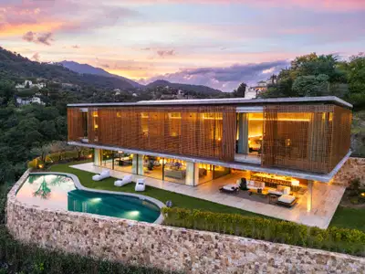 Spectacular design villa that blends with nature, offering expansive sea views in Benahavís