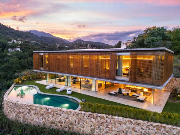 Spectacular design villa that blends with nature, offering expansive sea views in Benahavís