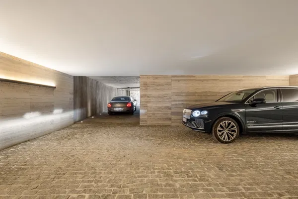 Spectacular design villa that blends with nature, offering expansive sea views in Benahavís