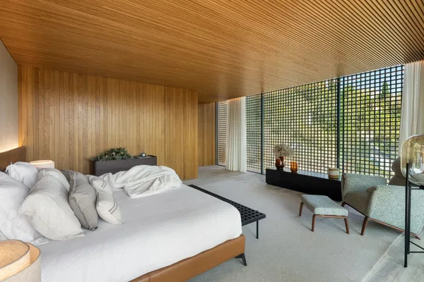 Spectacular design villa that blends with nature, offering expansive sea views in Benahavís