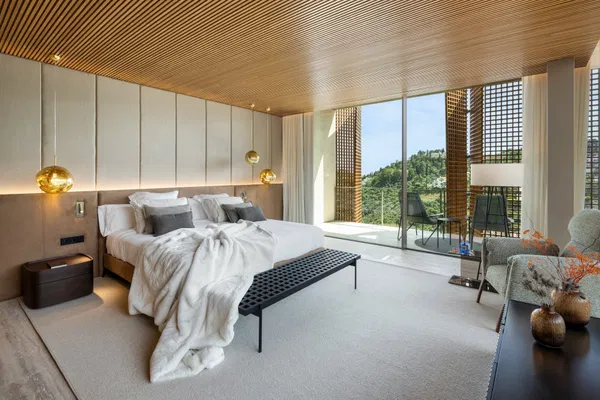 Spectacular design villa that blends with nature, offering expansive sea views in Benahavís