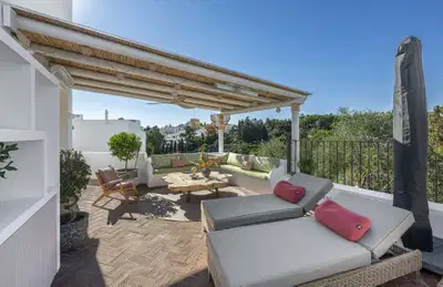 Elegant townhouse with private pool & panoramic views in Arco Iris, Altos de Puente Romano