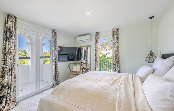 Elegant townhouse with private pool & panoramic views in Arco Iris, Altos de Puente Romano