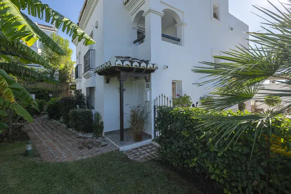 Elegant townhouse with private pool & panoramic views in Arco Iris, Altos de Puente Romano